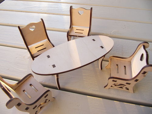 Nukkekodinkaluste, puinen ruokailupöytä ja tuolit, 1 kpl